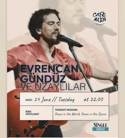 evrencan-gunduz-ve-uzaylilar-cafe-bien-gumusluk-sahnesinde-pBZBgu8t.jpeg